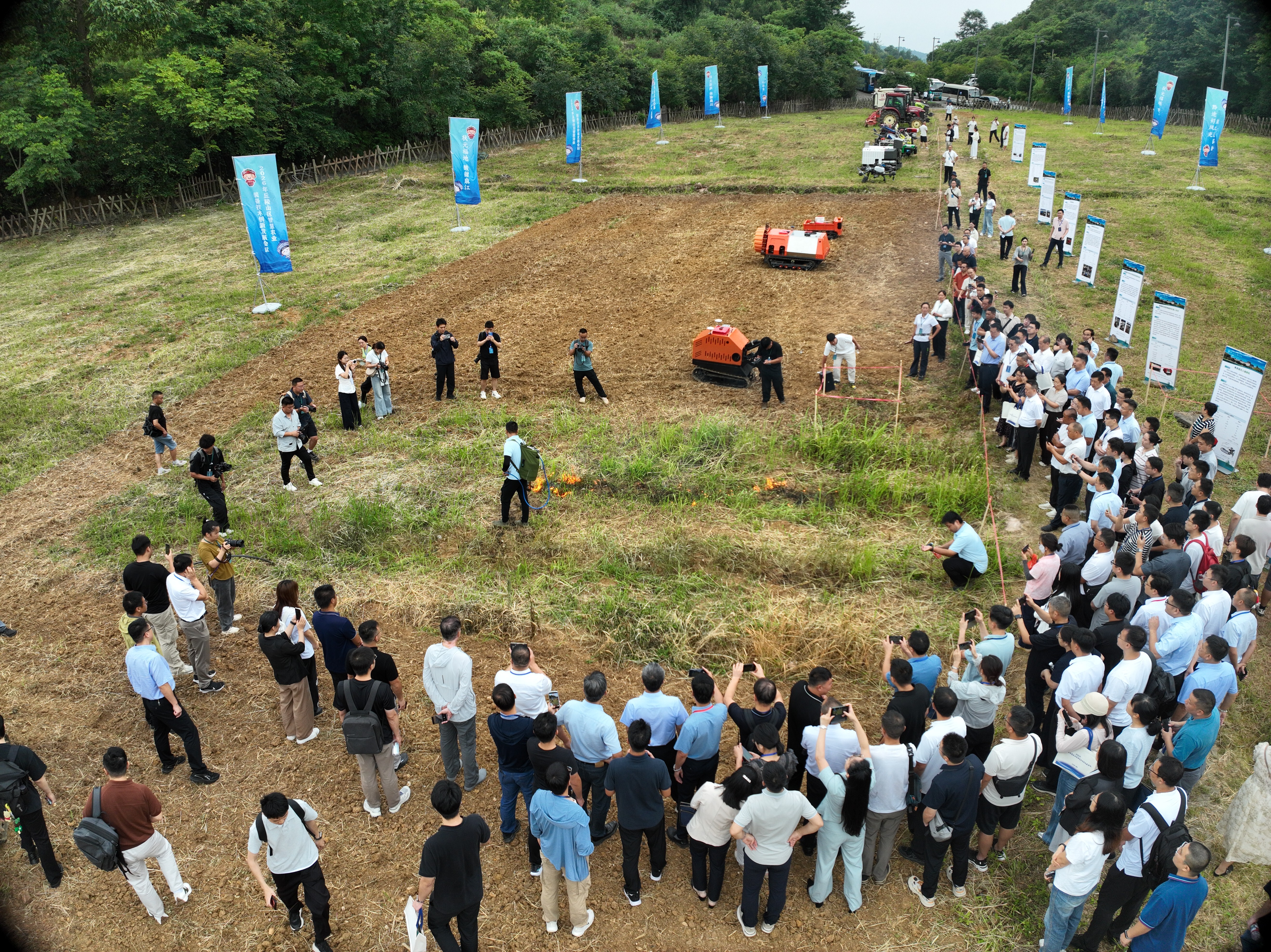 现场.JPG 2026年丘陵山区智慧农业装备技术创新发展大会在麻江县举行(图9)