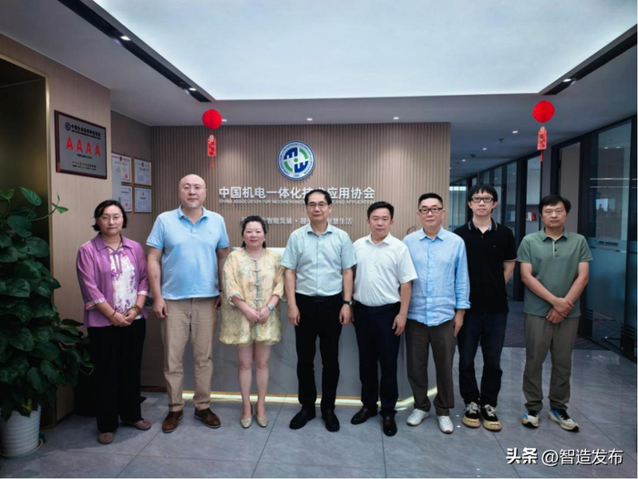 瑞士人形机器人协会中国总负责人蒋明辰一行到访协会(图2)